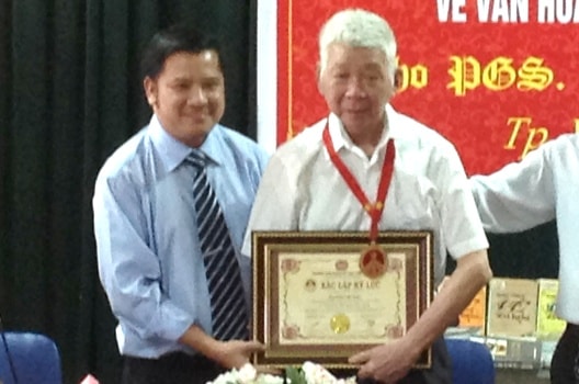 PGS Ninh Viết Giao nhận Kỷ lục “Người có nhiều công trình nghiên cứu nhất về Văn hóa Dân gian xứ Nghệ”