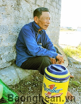 Trẻ em lao động sớm ở nghề làm muối