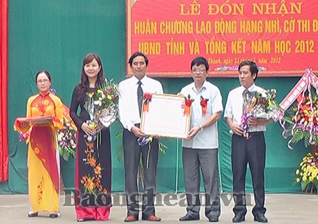 Trường THPT Yên Thành 2 đón nhận Huân chương Lao động hạng Nhì