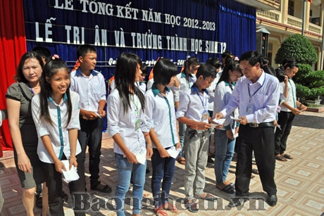 Quỳnh Lưu: Cựu học sinh tặng quà tri ân nhà trường