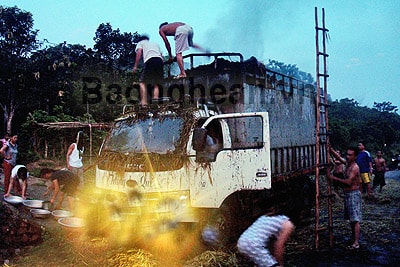 Quỳ Châu: Xe chở rơm bốc cháy