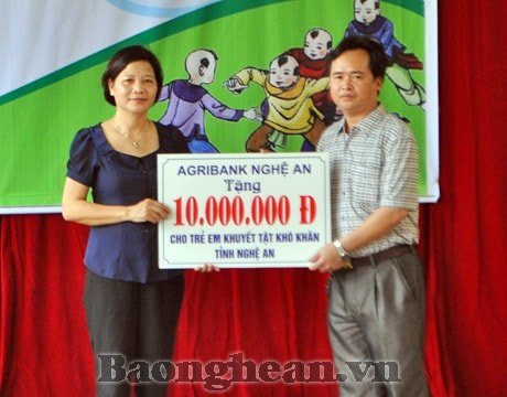 Lãnh đạo tỉnh tặng quà các cháu hoàn cảnh đặc biệt nhân ngày Quốc tế thiếu nhi 1/6