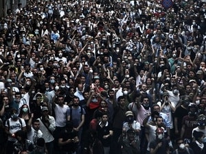 Văn phòng Thủ tướng Thổ Nhĩ Kỳ bị ném gạch đá