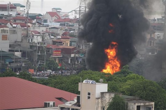 Cháy rừng rực ở cây xăng Trần Hưng Đạo, lửa khói ngút trời