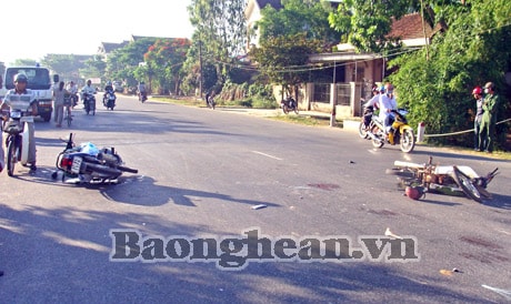 Xe máy đâm nhau, 2 người bị thương nặng