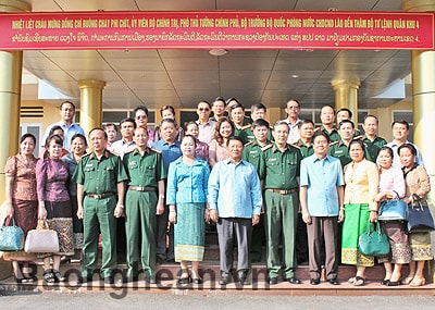 Phó Thủ tướng, Bộ trưởng Bộ Quốc phòng Lào thăm, làm việc tại Quân khu 4