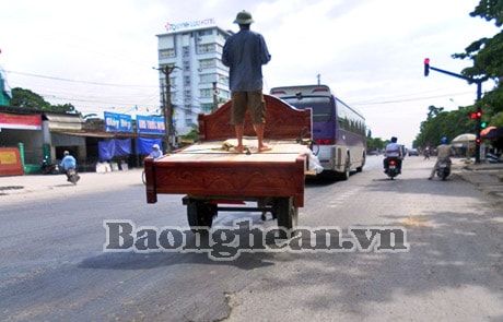 Xe ngựa kéo “làm xiếc” trên QL1A