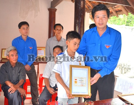 Trao Bằng khen của Chủ tịch UBND tỉnh cho 2 học sinh dũng cảm cứu người đuối nước