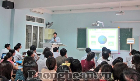 Bàn giao phòng học tiếng Anh tương tác cho Trung tâm GDTX tỉnh