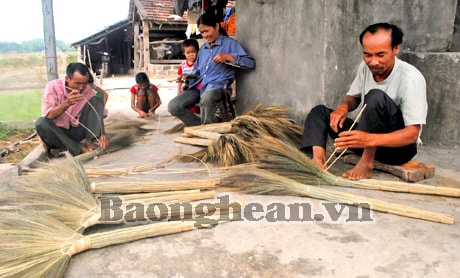 Tháo gỡ khó khăn cho làng nghề chổi đót Hòa Hải