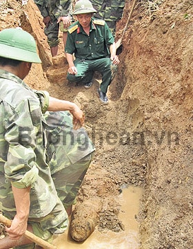 Phát hiện, xử lý quả bom nằm dưới quốc lộ 15A