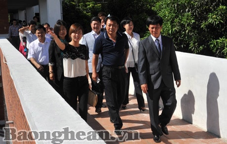 Đoàn công tác tỉnh Gyeonggi (Hàn Quốc) thăm quê Bác và làm việc với Trường CĐ Nghề KT - CN Việt Nam - Hàn Quốc