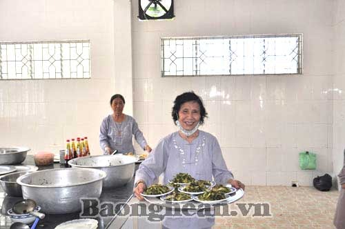 Sĩ tử mát lòng với bữa cơm miễn phí