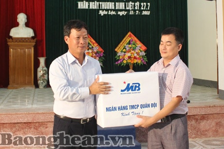 Ngân hàng TMCP Quân đội trao 73 suất quà cho Trung tâm điều dưỡng Thương binh Nghệ An
