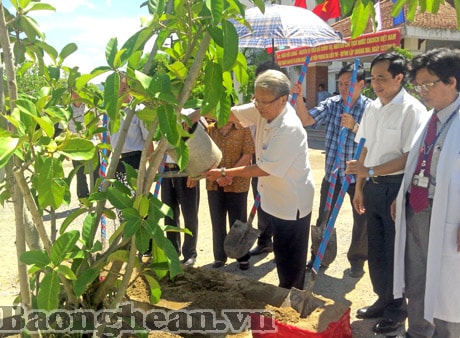 Đồng chí Trần Đức Lương thăm và tặng quà Bệnh viện Da liễu TƯ Quỳnh Lập