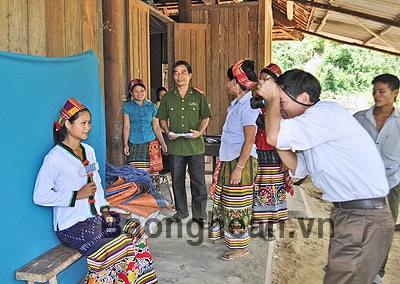 Công an huyện Con Cuông vượt rừng đi làm chứng minh thư cho dân