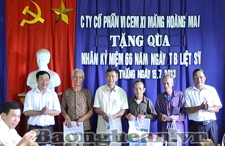 Công ty CP Vicem Hoàng Mai: Tặng quà các gia đình chính sách ở Quỳnh Lưu