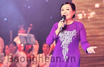 NSND Thu Hiền bất ngờ khi tên in trên băng rôn