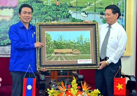 Tỉnh ủy Nghệ An tiếp Đoàn Thanh niên nhân dân Cách mạng Lào