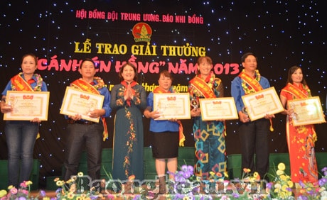 10 Tổng phụ trách đội được trao giải thưởng “Cánh én hồng”