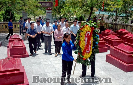 Ngành Đường sắt dâng hương tại Khu di tích Quốc gia hang Hỏa Tiễn