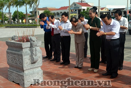 Phó Chủ tịch nước Nguyễn Thị Doan dâng hương tại Khu DTLS Truông Bồn