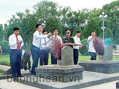 Đoàn công tác tỉnh Nghệ An đặt vòng hoa, dâng hương tưởng niệm các Anh hùng liệt sỹ tại Điện Biên