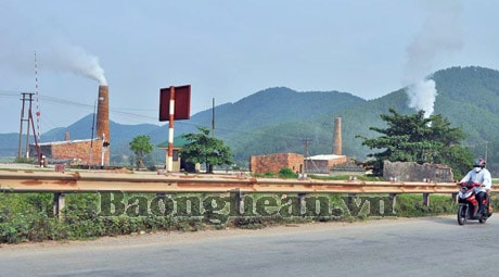 Lò gạch thủ công ở Nghi Quang vẫn ngang nhiên hoạt động.