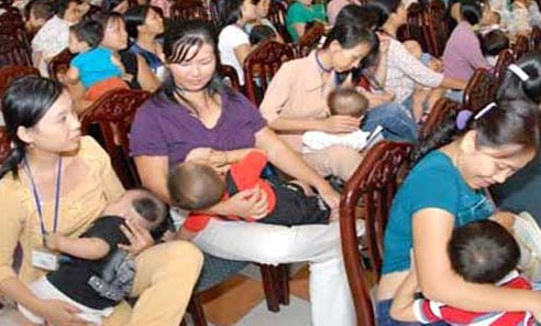 Chung tay hỗ trợ bà mẹ nuôi con bằng sữa mẹ
