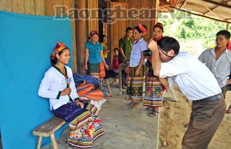Cõng gạo, vượt rừng làm chứng minh thư cho dân