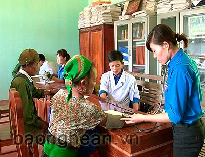 Người dân Nậm Nhoóng được khám và cấp phát thuốc miễn phí