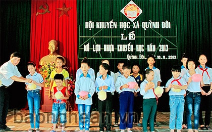 Quỳnh Đôi (Quỳnh Lưu): Gần 100 triệu đồng từ tiết kiệm khuyến học khuyến tài