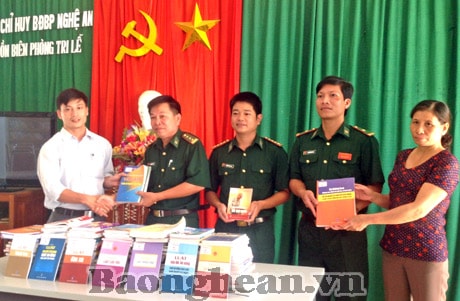 Thư viện Nghệ An tặng sách cho đồn Biên phòng Tri Lễ