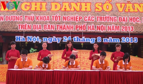 Thủ khoa xuất sắc ghi danh sổ vàng 2013