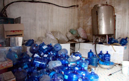 Người tiêu dùng hoang mang vì nước uống đóng chai