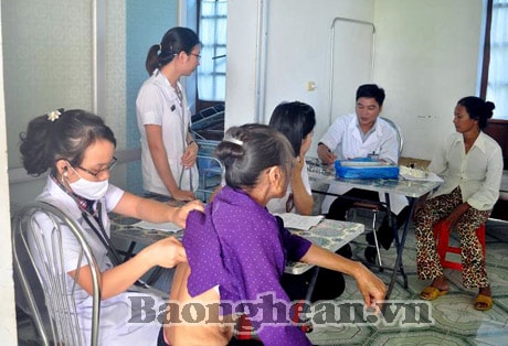 Hơn 200 người dân xã Hưng Hòa, Hưng Lộc được khám bệnh miễn phí