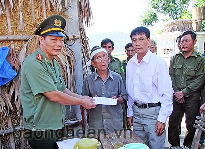Trao quà cho thân nhân công an xã Ngọc Sơn hy sinh khi làm nhiệm vụ