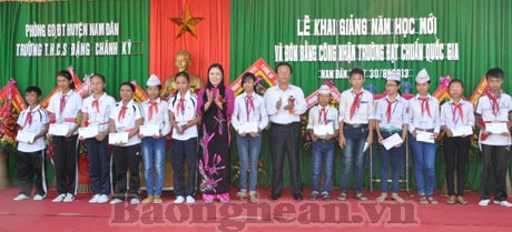 Trường THCS Đặng Chánh Kỷ đón nhận danh hiệu Trường đạt chuẩn Quốc gia