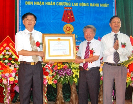 Công ty Mía đường Sông Lam đón nhận Huân chương Lao động hạng Nhất