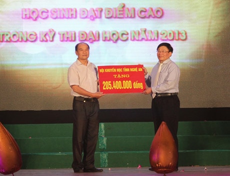 Tuyên dương, trao thưởng học sinh giỏi, học sinh thi đại học đạt điểm cao