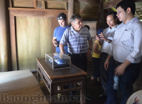 Đoàn đại biểu thành phố Cerre Navia (Chile) dâng hương tưởng niệm Bác Hồ