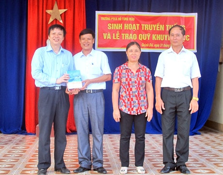 Đồng chí Hồ Quang Lợi tặng 20 triệu đồng cho Trường PTCS Hồ Tùng Mậu