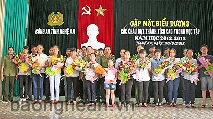 CA Nghệ An tuyên dương, trao thưởng học sinh giỏi