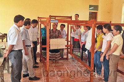 Bàn giao 10 khung cửi cho xã Châu Thôn và Châu Kim (Quế Phong)