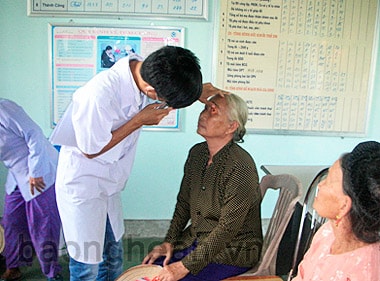 Khám, tư vấn các bệnh về mắt cho người cao tuổi xã Quỳnh Long