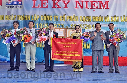 Công ty CP Gạch ngói & Xây lắp Hưng Nguyên đón nhận Huân chương Lao động hạng Nhì.