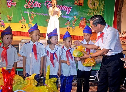 Đồng chí Hà Thị Khiết tặng quà trẻ em khó khăn xã Hưng Châu nhân dịp tết Trung thu