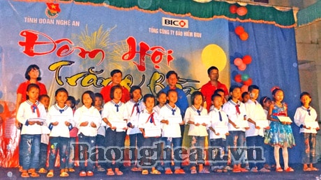 Vui tết trung thu với trẻ em nghèo xã Thanh Xuân (Thanh Chương)