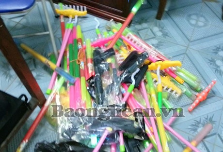 Bắt 2 đối tượng buôn bán đồ chơi bạo lực