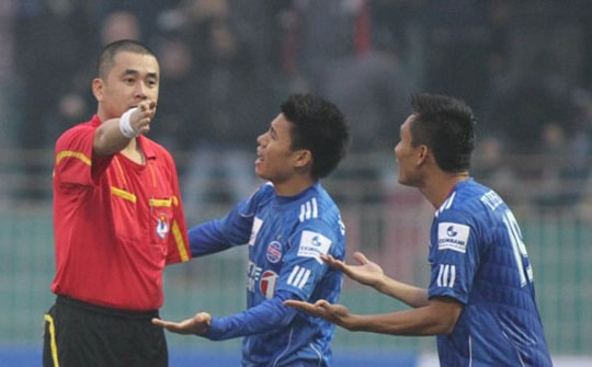 Trọng tài Nguyễn Trọng Thư nhận danh hiệu Còi vàng 2013